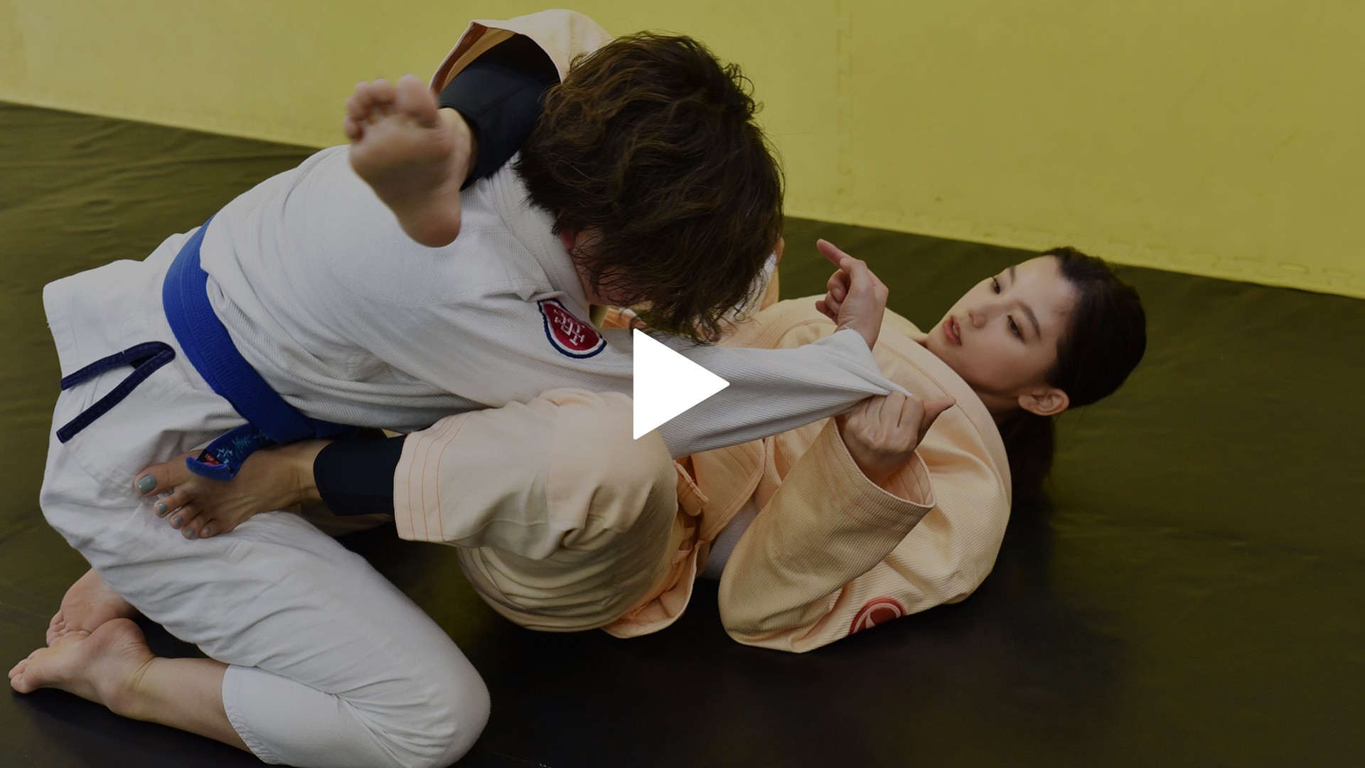 朝比奈彩がブラジリアン柔術を体当たり取材 Fod限定映像付き フジテレビの人気ドラマ アニメ Tv番組の動画が見放題 Fod