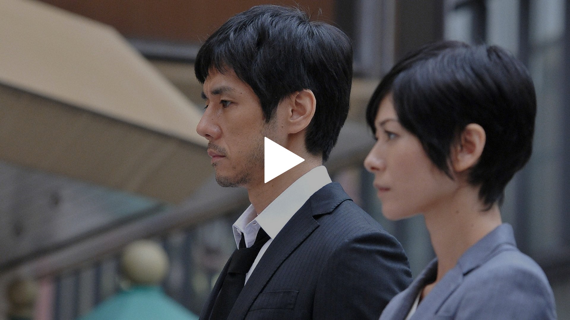 手をつく女刑事 