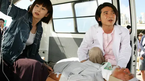 ◆月刊ザテレビジョン◆吉岡秀隆＆柴咲コウ『Dr.コトー診療所2006』掲載雑誌① 左から吉岡秀隆、柴咲コウ。 - 吉岡秀隆や柴咲コウが16年ぶり