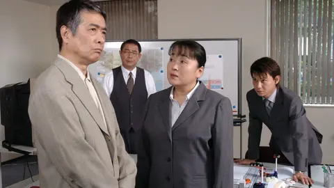 第4話 示談交渉人 甚内たま子裏ファイル4 目撃者ゼロ 真夜中の事故は不倫心中か 手がかりは赤い交差点に 豪快たま子 が真実に迫る フジテレビの人気ドラマ アニメ Tv番組の動画が見放題 Fod