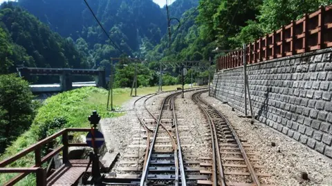 秋晴れの黒部峡谷トロッコ電車運転席展望｜フジテレビの人気ドラマ