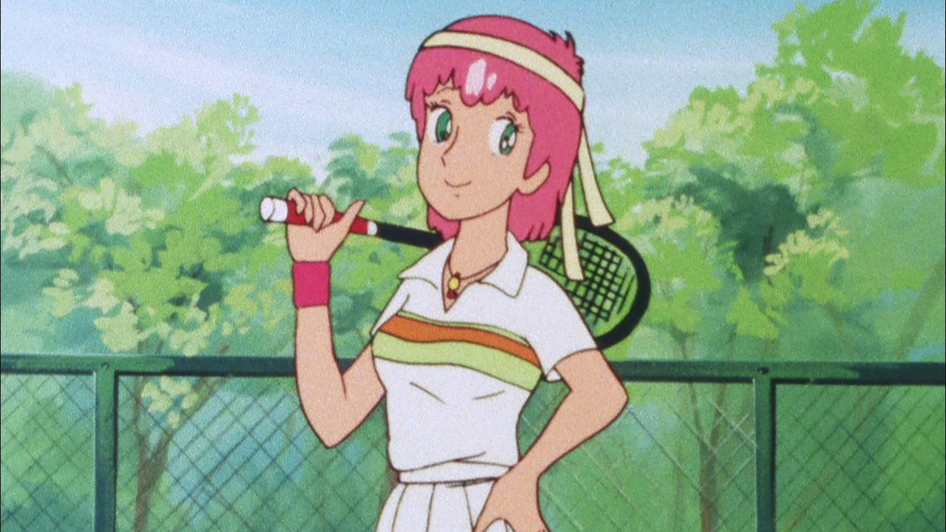 テニスコートに赤いバラ