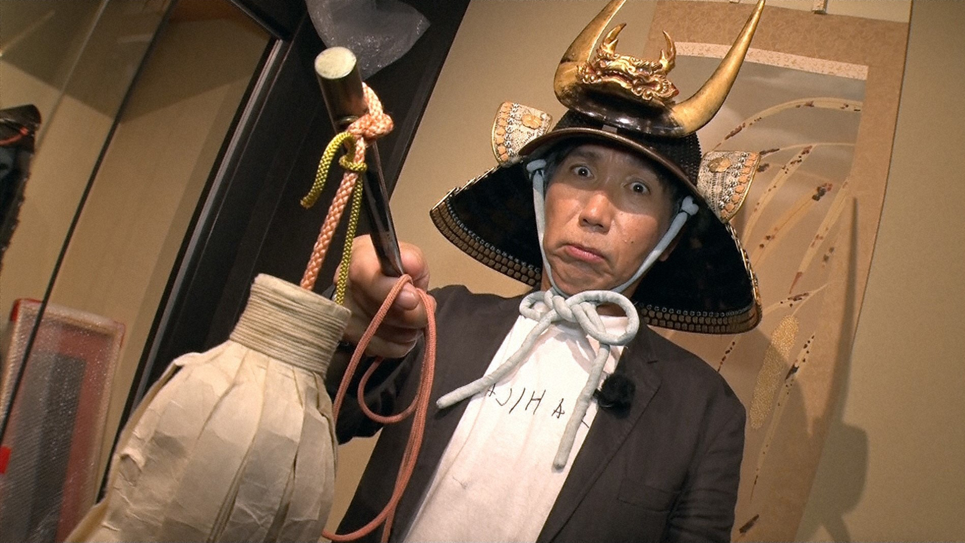 梶原善が有楽町・交通会館をぶらり▽刀剣ショップに潜入