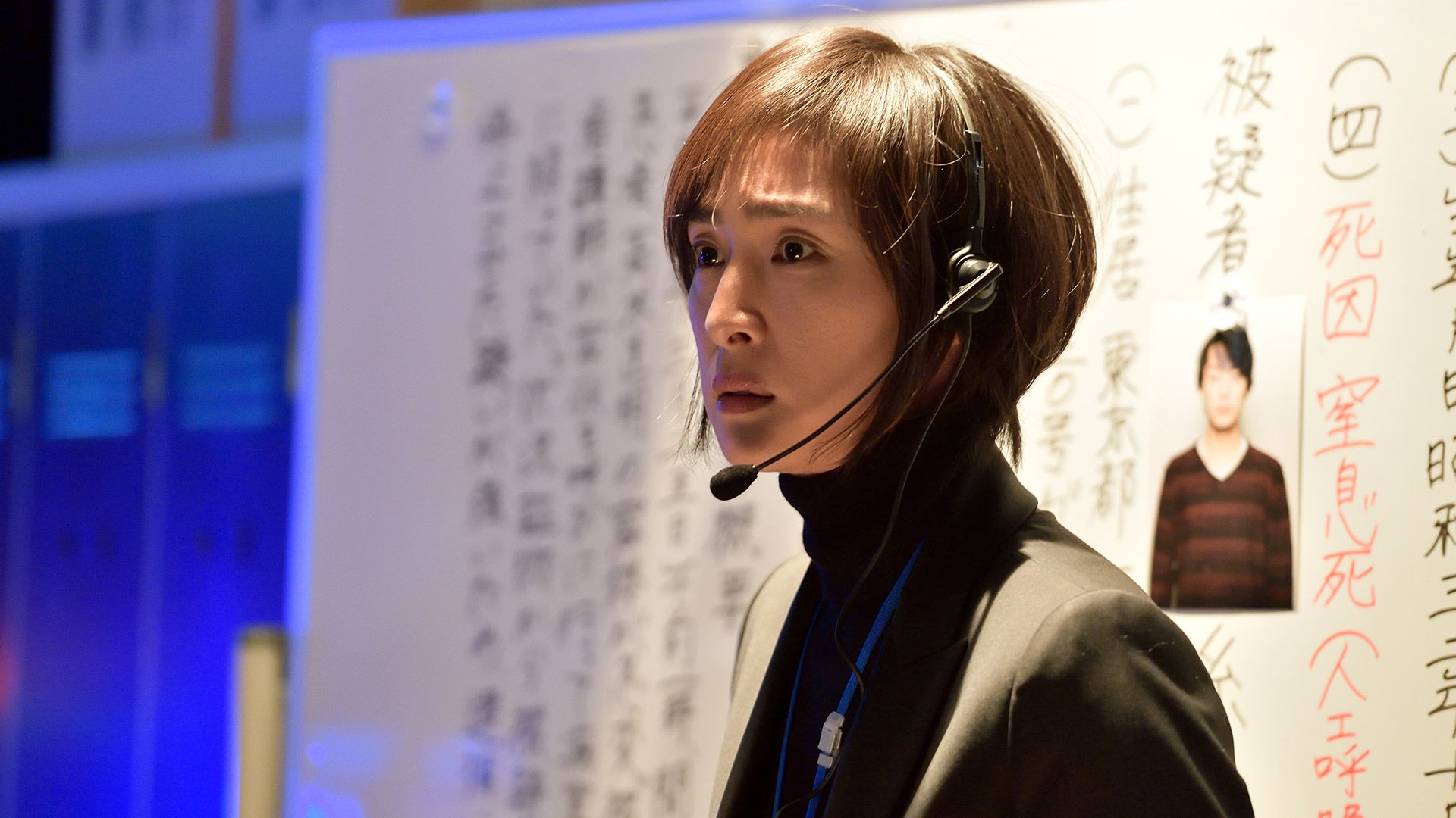 靴下をはかせる男