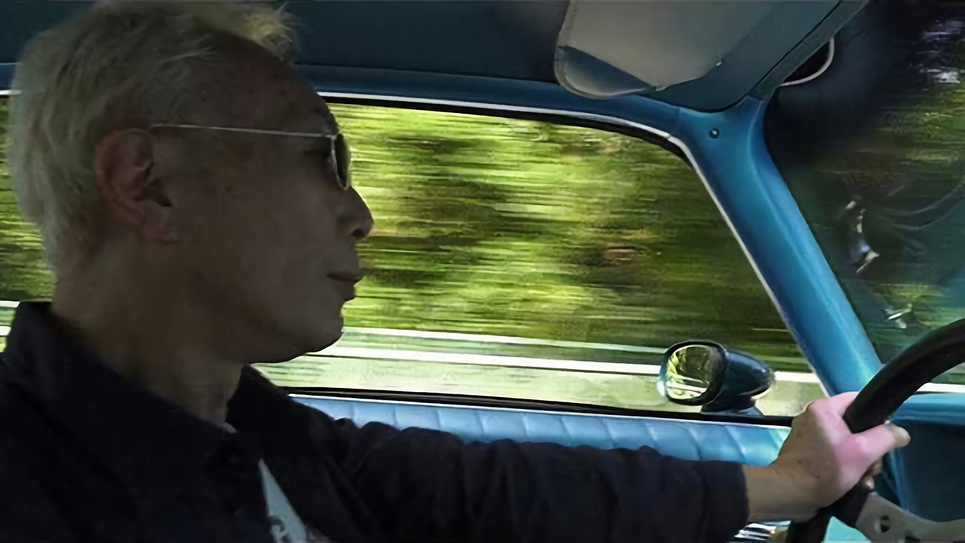 秋空なら愛車に乗って