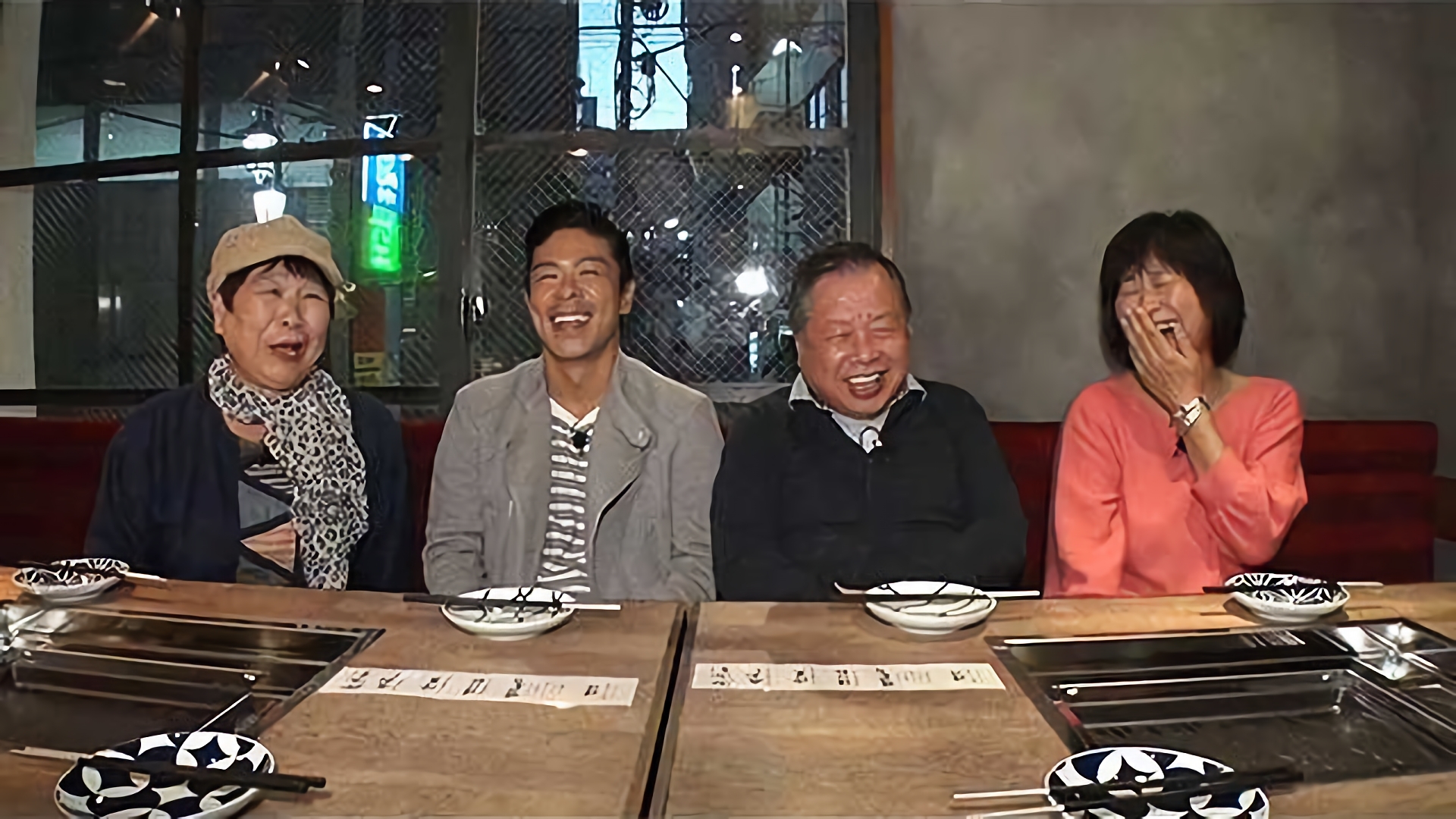 笑い転げる大人たち