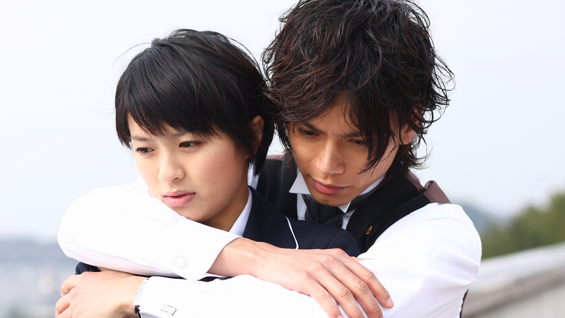 理人が抱きしめた