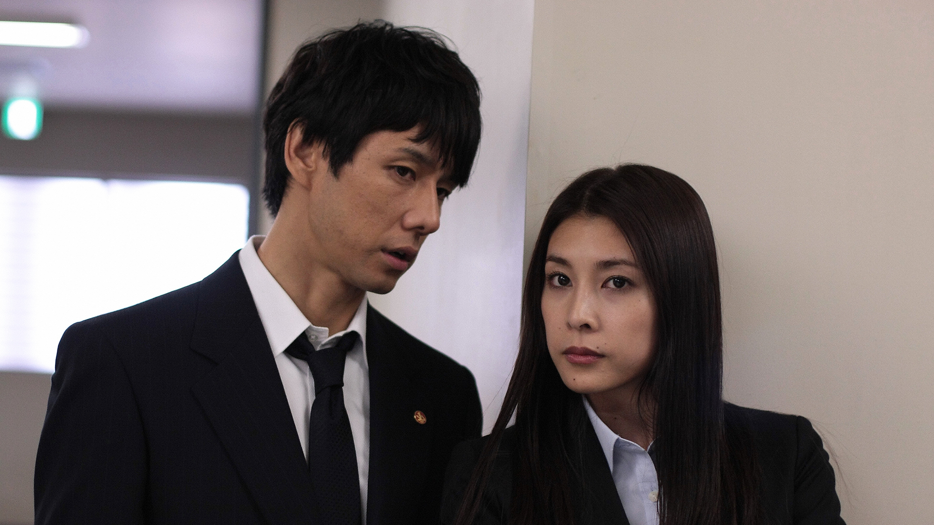 右では殴らない