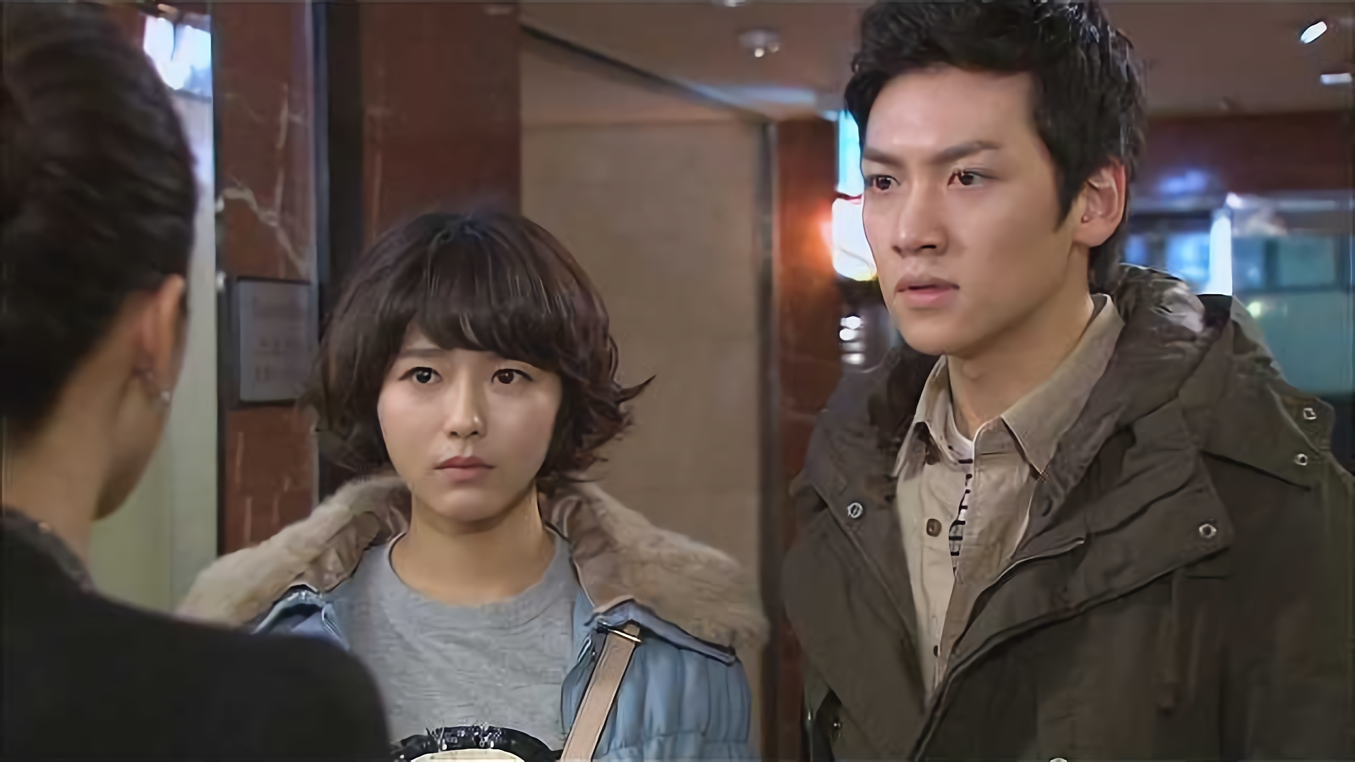 アンナ、キム・ジュン宅へ