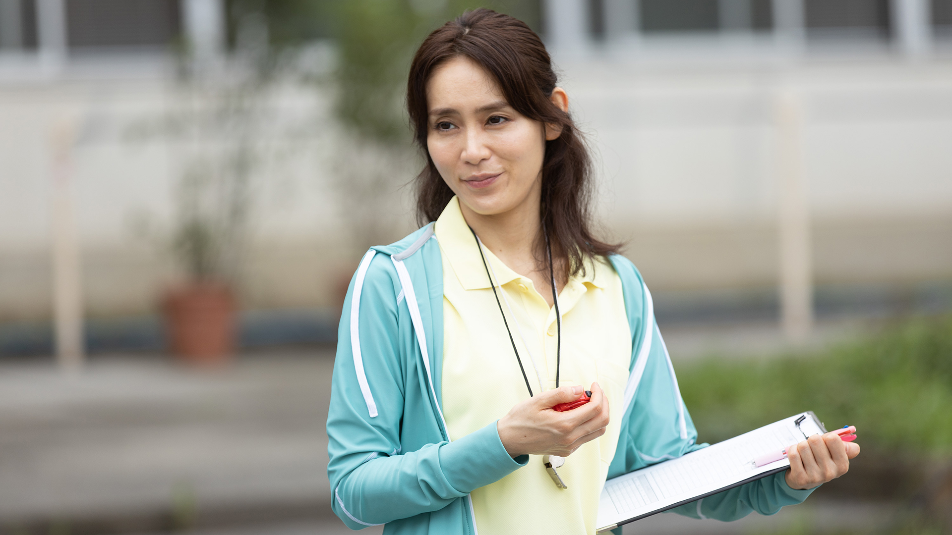 学校内警察が撃退！妊娠教師脅かす悪人