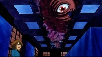 古城に光る黒い眼