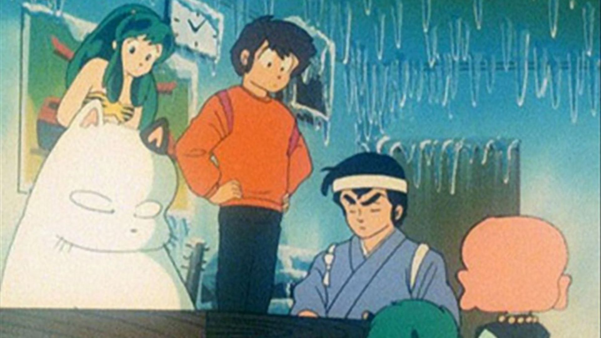 駆けめぐるコタツ猫！何が何でも暖まる