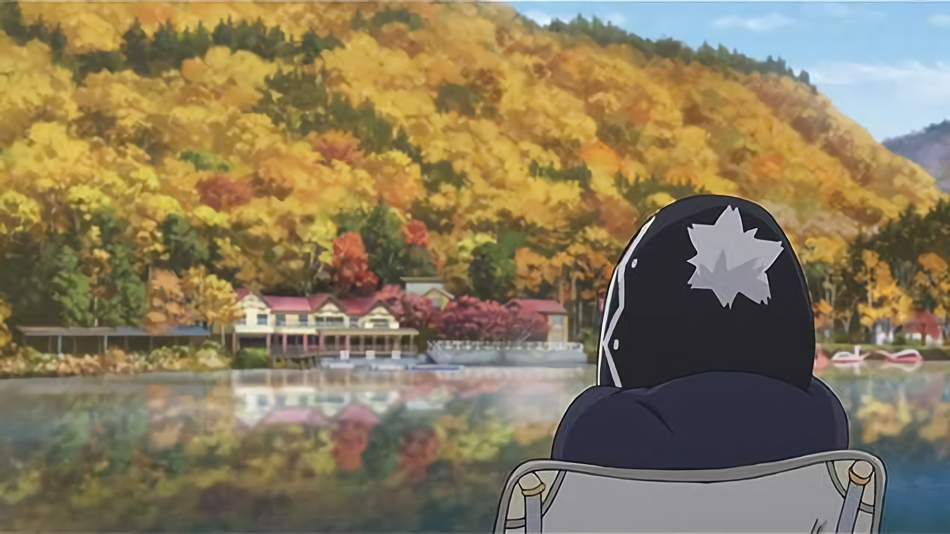 湖畔の夜とキャンプの人々