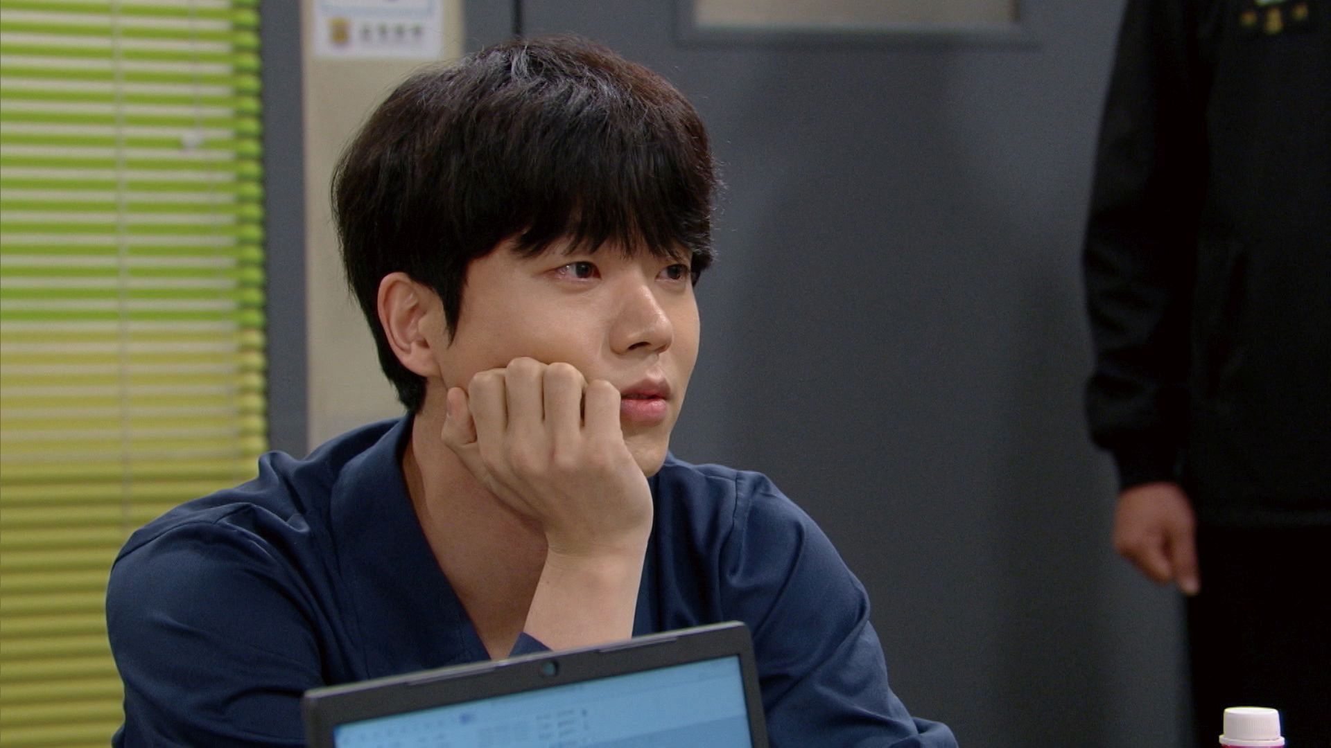 絡まり始めた糸