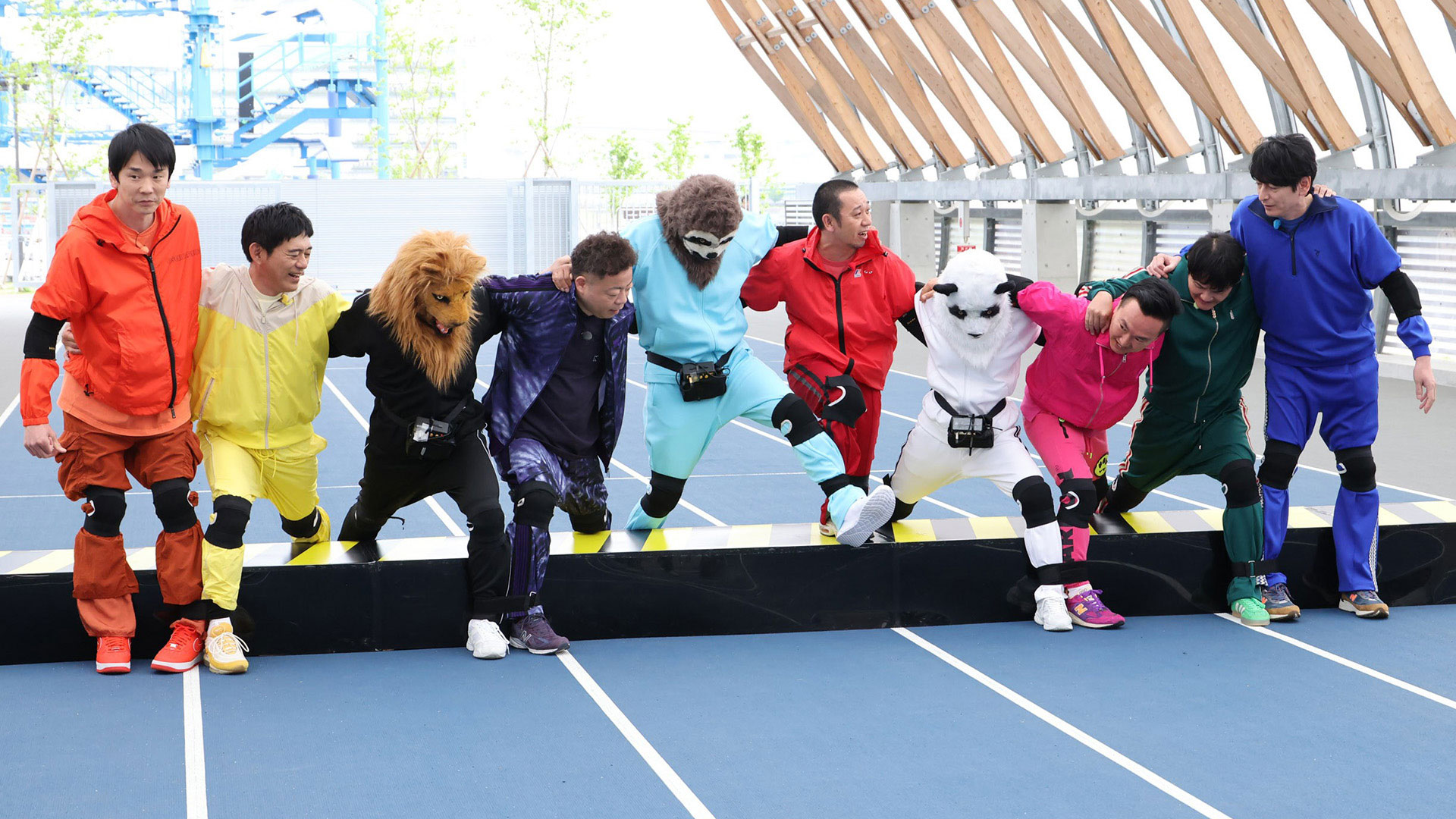 覆面さんの中身は誰だ？▼地上１２ｍ高所で大暴れ