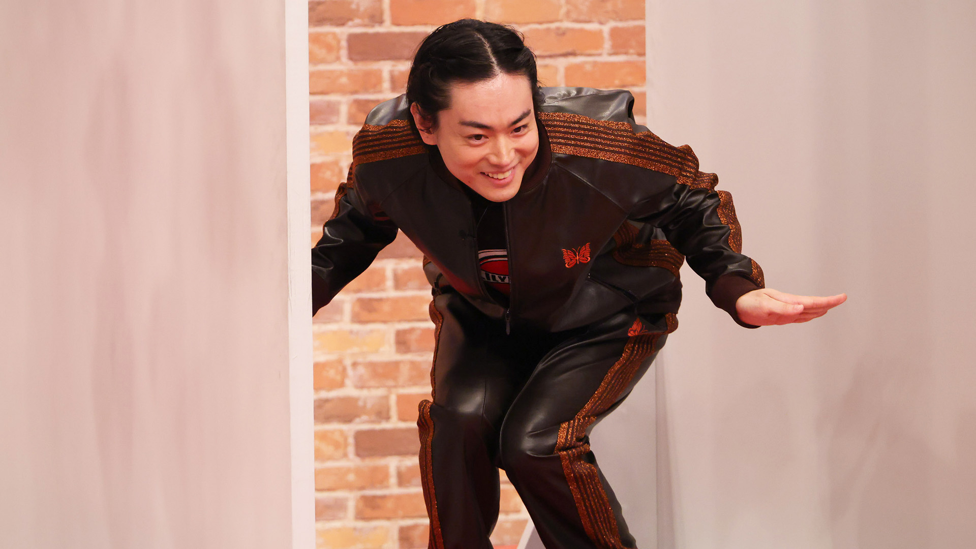 菅田になりたい芸人たちが即興ポーズ伝達で大渋滞！