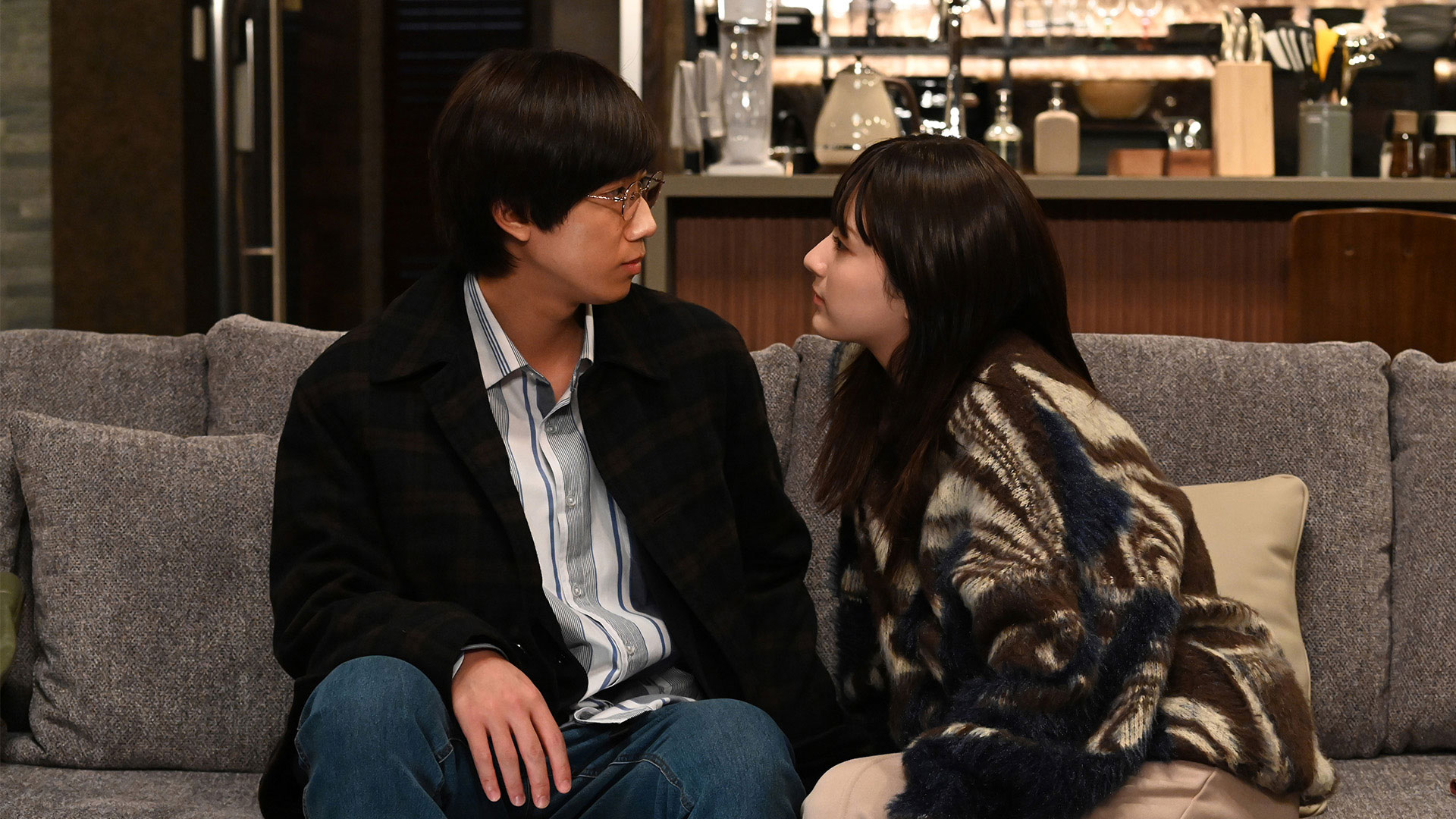 誘拐した少女との秘密の生活に…迫る捜査網