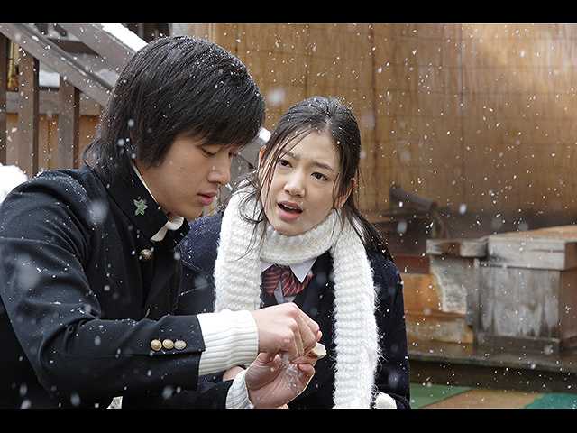 第1話 (字幕版)「雪の中の出会い」